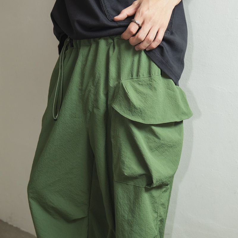 Packable parachute cargo pants / Evergreen