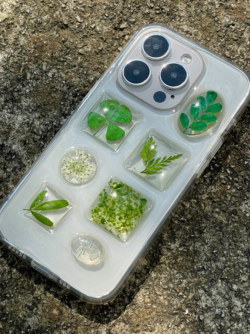  [made] Plant Book Clover Leaf Phone Case