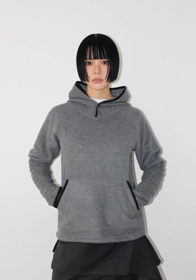 AAKE（アケ）の「FLEECE FINGER-HOLE HOOD TOP（Tops）」