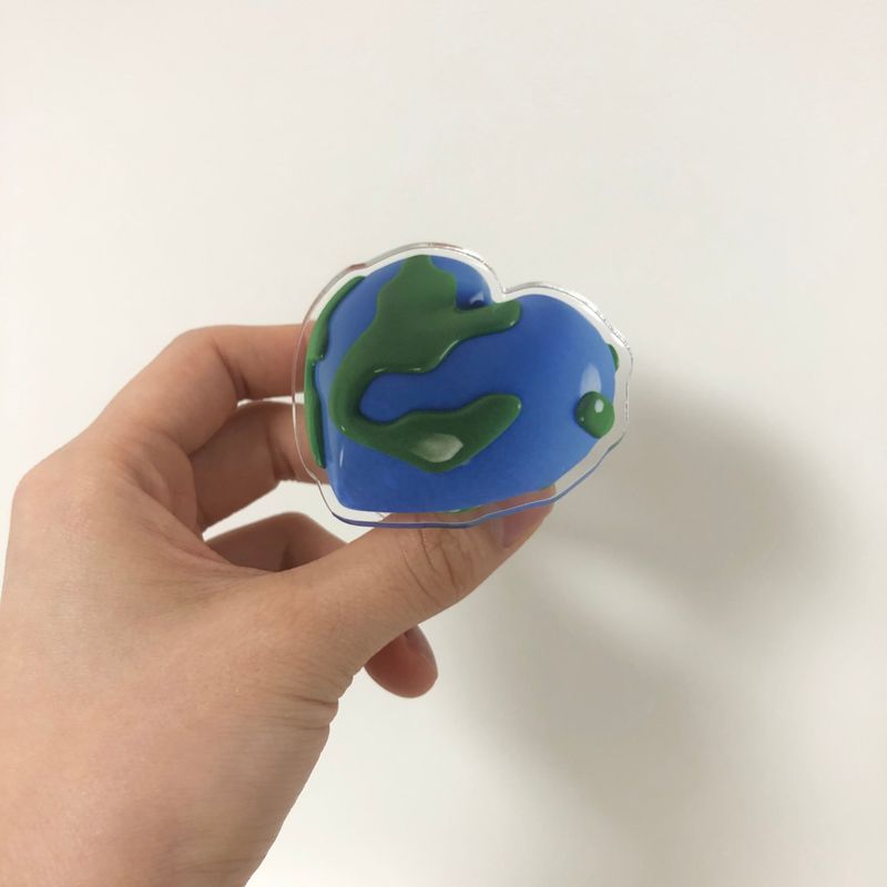 standingfish(スタンディングフィッシュ)の「Heart Earth Grip Tok (Acrylic)(Smartphone Accessories)」