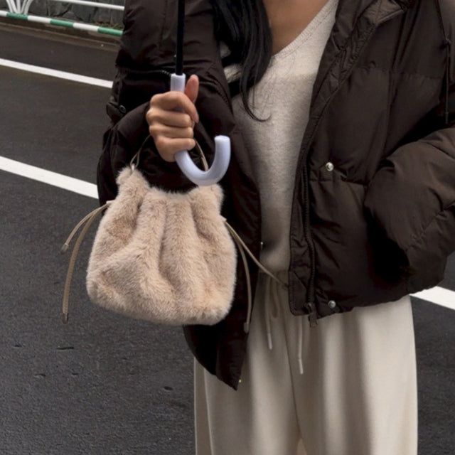 Sne Fur String bag