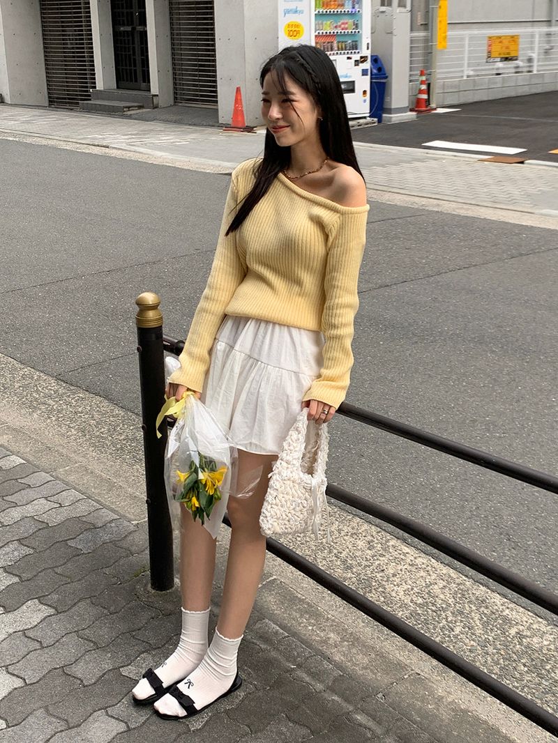 TRENDY APPAREL（トレンディー アパレル）の「[MADE] STEN GOLZI UNBALANCED OFF-SHOULDER KNIT（Tops）」