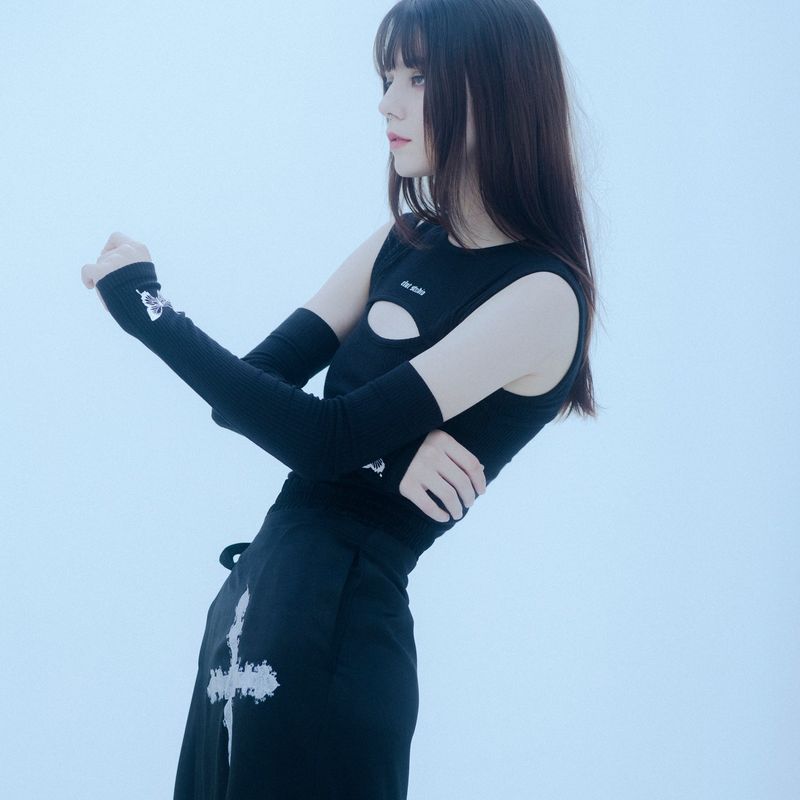 0 5 cut out warmer top - BLACK