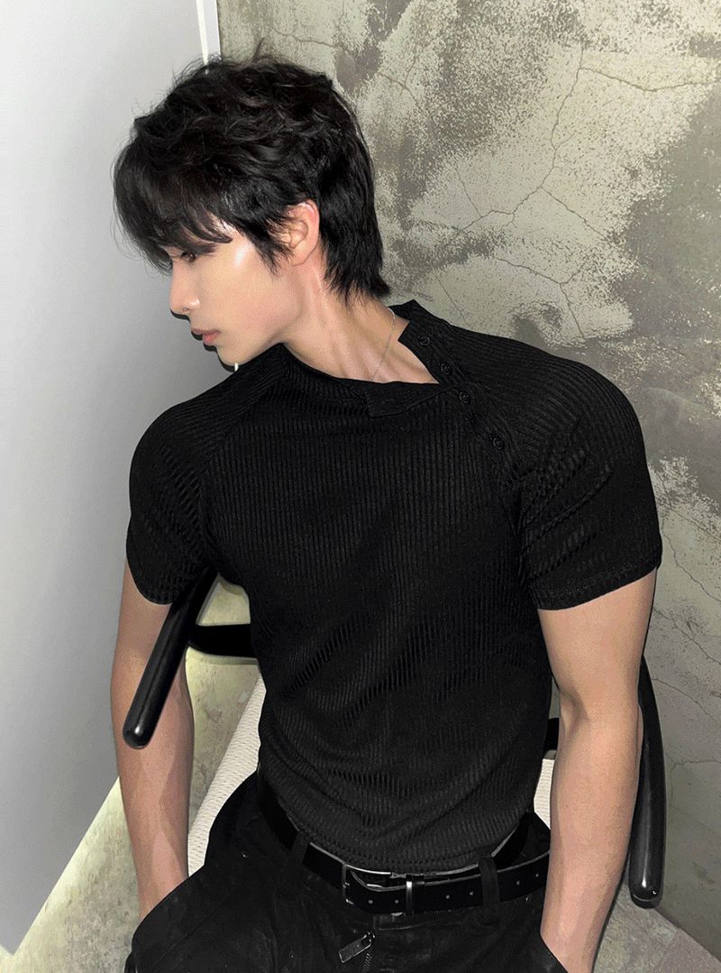 Side-button muscle-fit short-sleeve knit