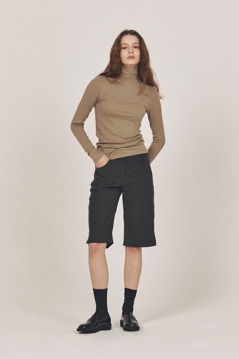 Side-Slit Bermuda pants