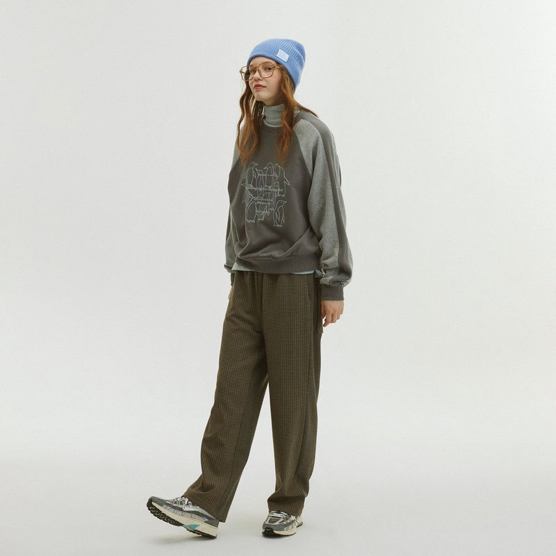 HUDDLING PENGUIN RAGLAN SWEATSHIRT_GRAY