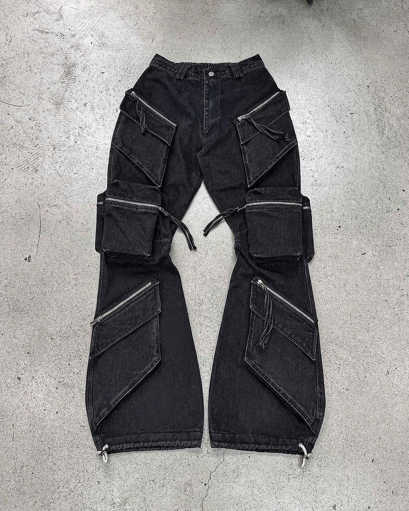 DKILLUMINATE（ディーケーイルミネイト）の「BLACK-WASH DENIM CARGO FLARE PANTS（Pants）」