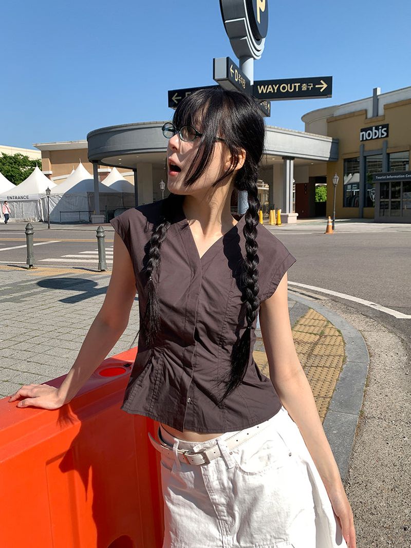 SNAP BUTTON SLEEVELESS BLOUSE