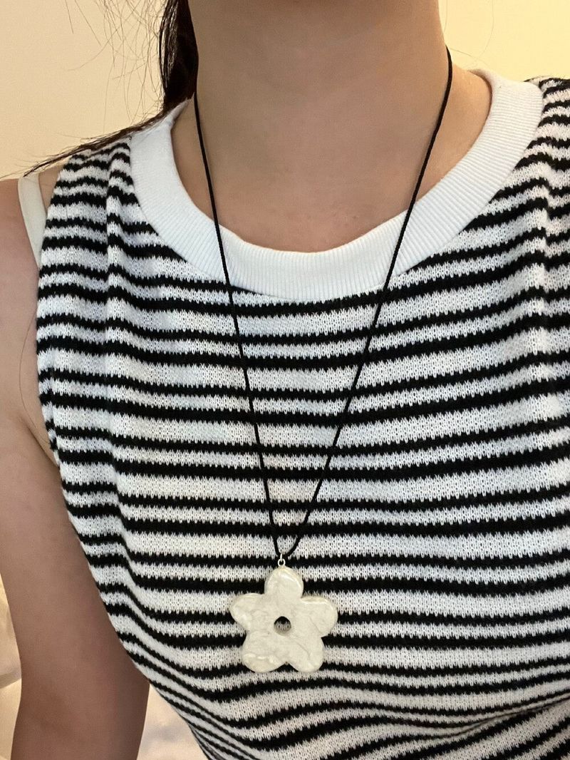 Homaika flower necklace 