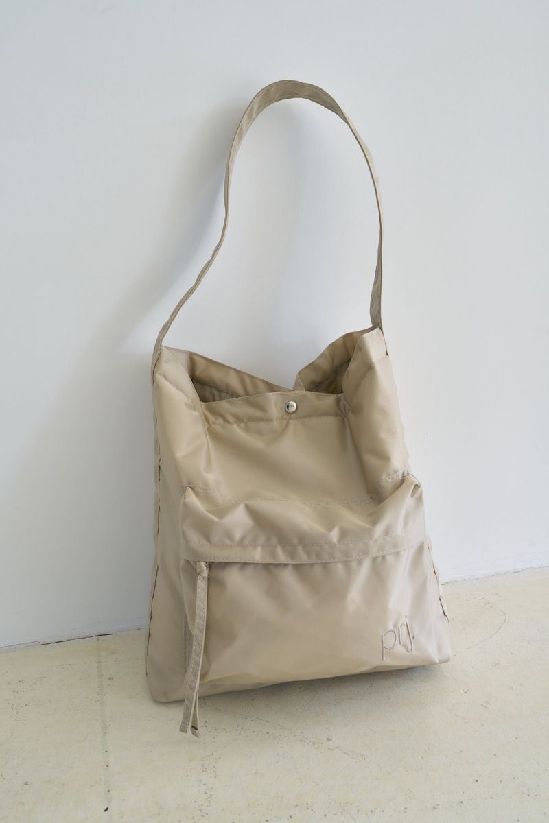 projet（プロジェ）の「puff pocket padding bag (beige)（Bags）」