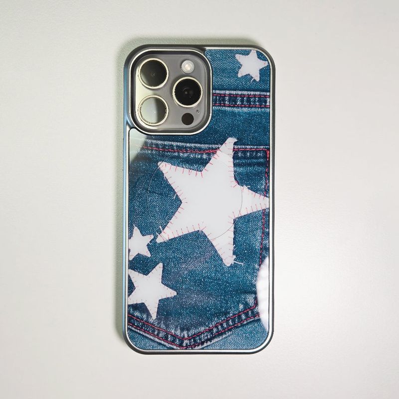 MEMORIESBOUNDARY（メモリーズバウンダリー）の「パッチド スター ポケット デニム ケース ウォッシュ ブルー(SV_MagSafeGlass)（スマホグッズ/小物）」