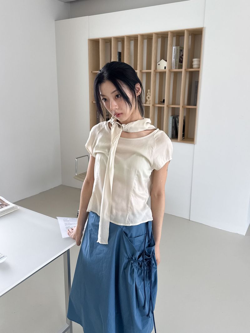 STRAP LESSON BLOUSE