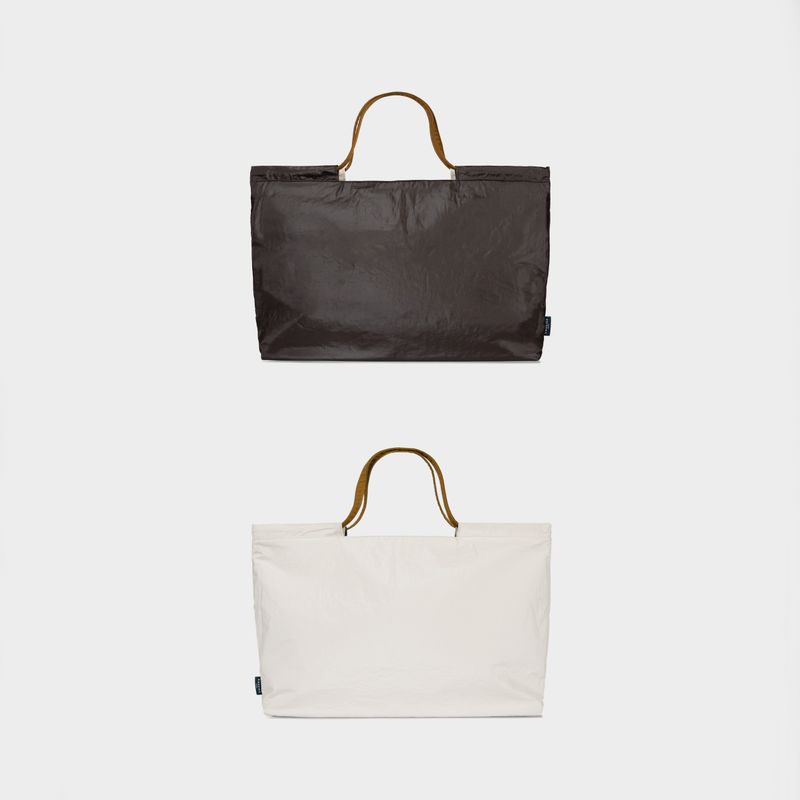 BASKISS（バスキス）の「TYVEK FLEXIBLE BAG - Chocolate Brown & Ivory (LARGE)（Bags）」