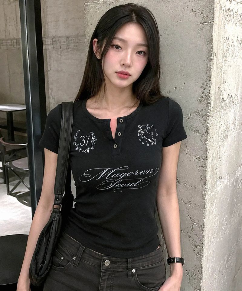 MagoRen SEOUL（マゴレン ソウル）の「Club No.37 Henley Neck T-Shirt Black（Tops）」