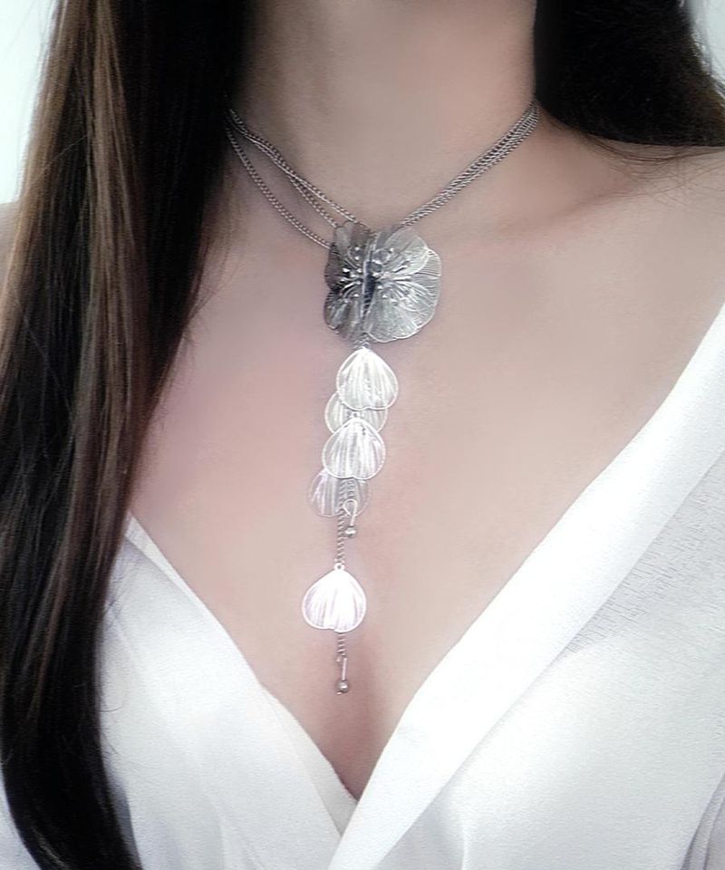 Silver flower necklace