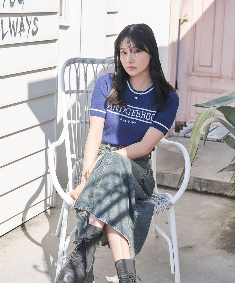 ANDGEEBEE(アンジービー)の「ラインロゴミニニットトップス(Tops)」