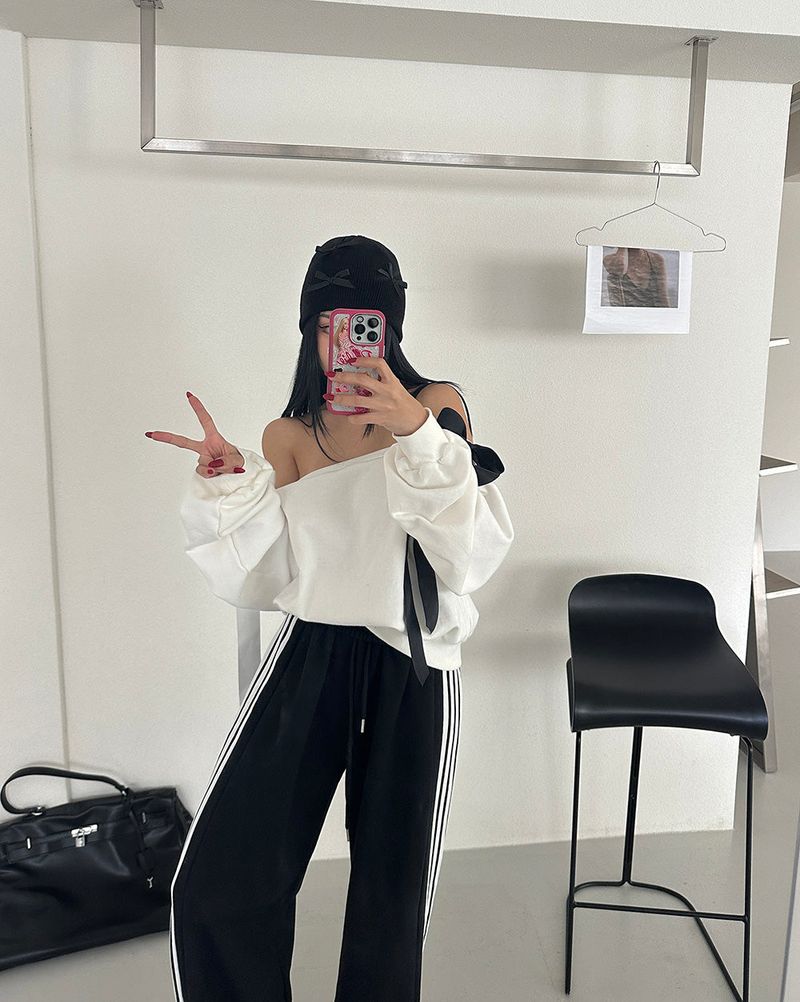 Ribbon brooch SET Off-shoulder sweatshirt
