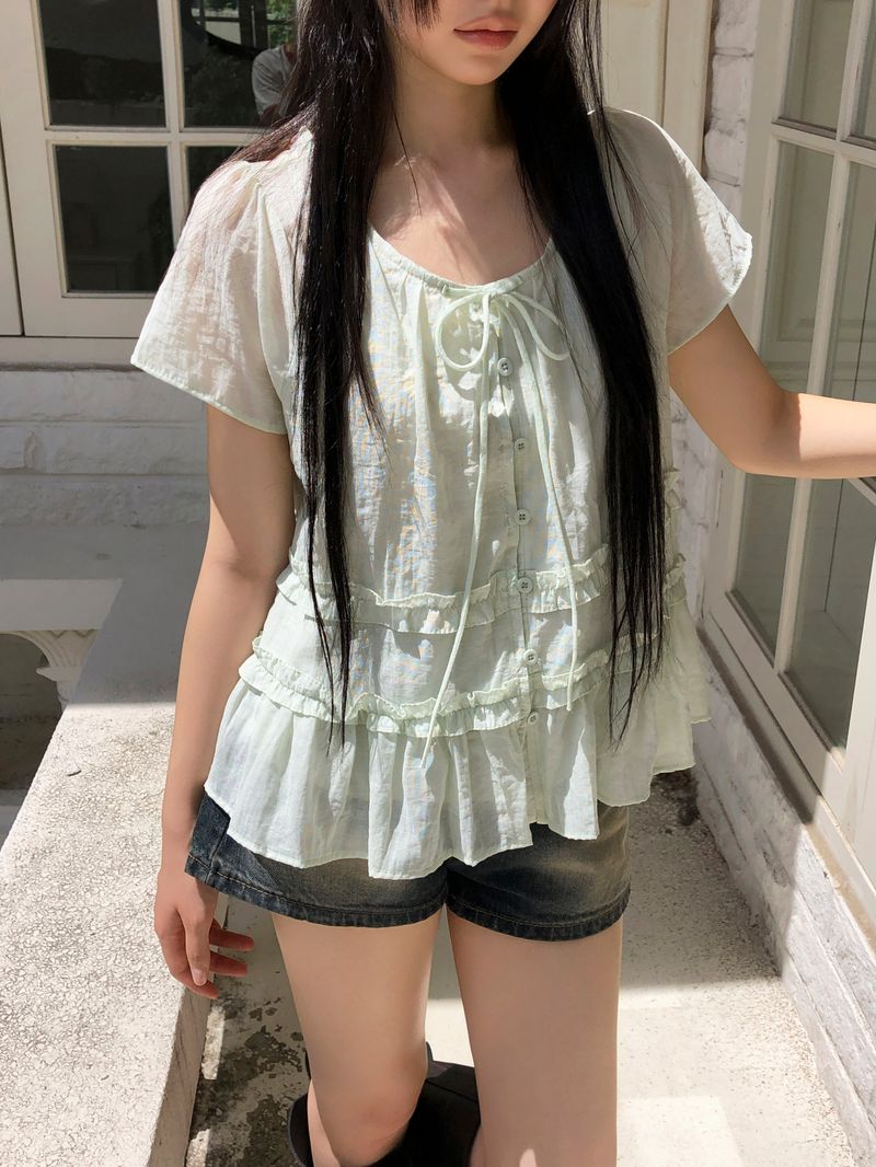 WONDER WONDER（ワンダーワンダー）の「Qring Frill Short-Sleeve Blouse（Tops）」