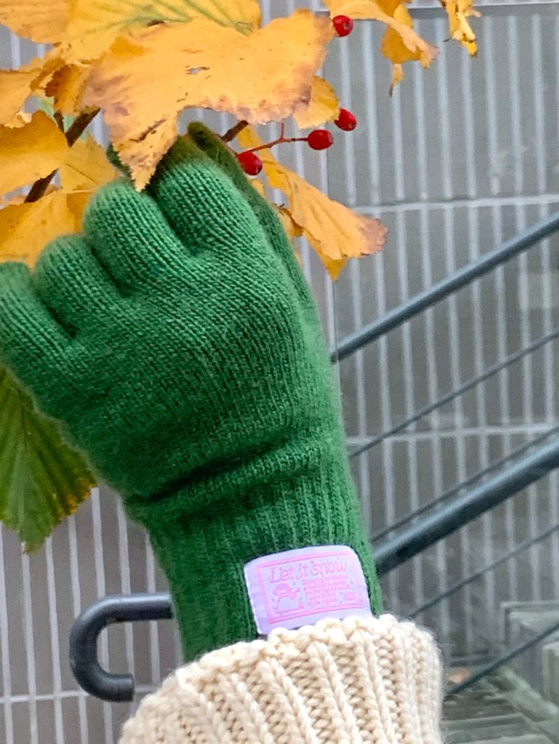 Let It Snow Label Gloves (Green)