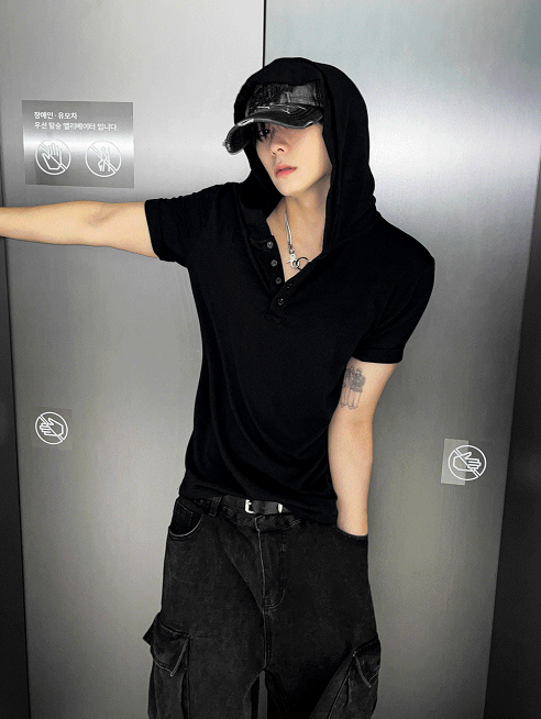 COSYHARU（コシハル）の「Henley Neck Short-Sleeve Hoodie（Tops）」