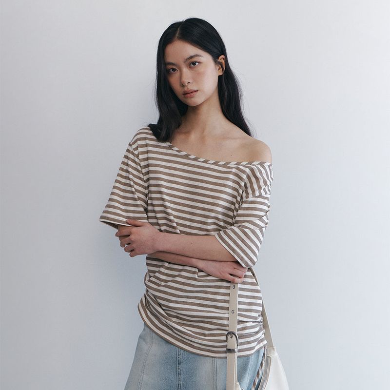 C SIDE SHIRRING OFF-SHOULDER T-SHIRT_BEIGE