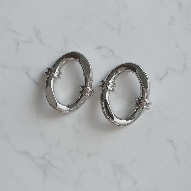 [Aespa Winter, Karina Piercing] Knotted Oval Ring Piercing - Silver Color
