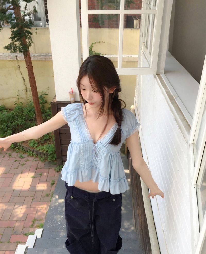 cloudemotion（クラウドエモーション）の「haiti tiered frill v lace bl（Tops）」