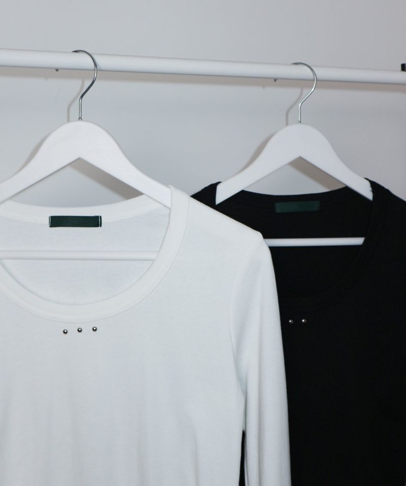 open stud U-neck round long-sleeved T-shirt