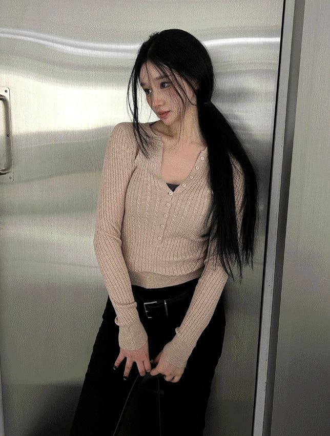 Button Slim V-Neck Knit