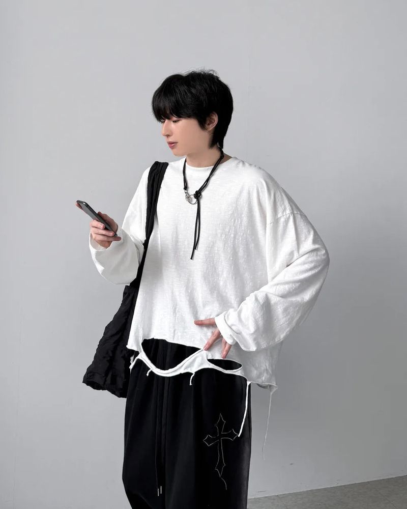 YOURNUS（ユアナス）の「グリクダメージ長袖Tシャツ（トップス）」
