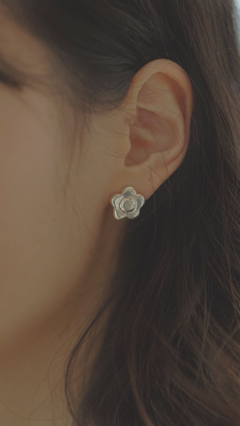 Ivorybubble（アイボリーバブル）の「【MADE】 Bubble daisy earring（Accessories）」