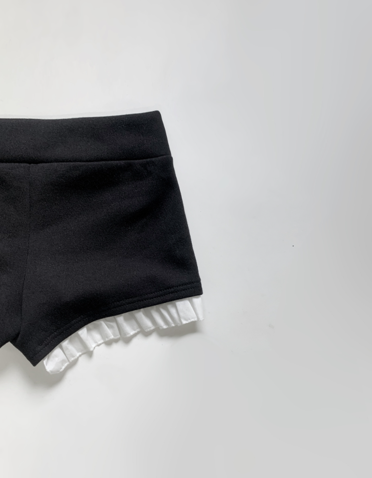 Tinker Lace Low-Rise Shorts (black)