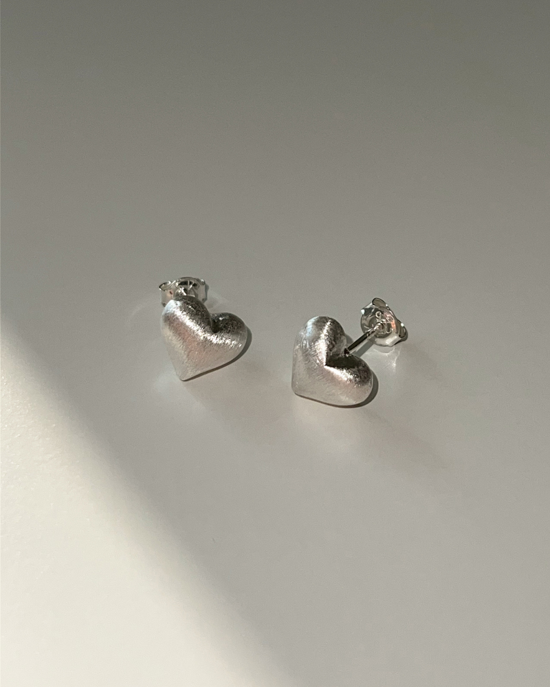 mattoi（マットゥア）の「シフォンハートピアス (シルバー)（アクセサリー）」