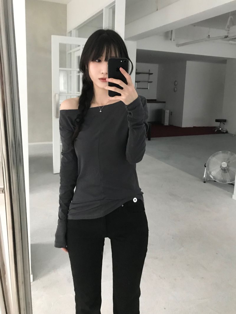 Kitten（キッテン）の「Lizzy Unbalanced T-shirt (4 colors)（Tops）」