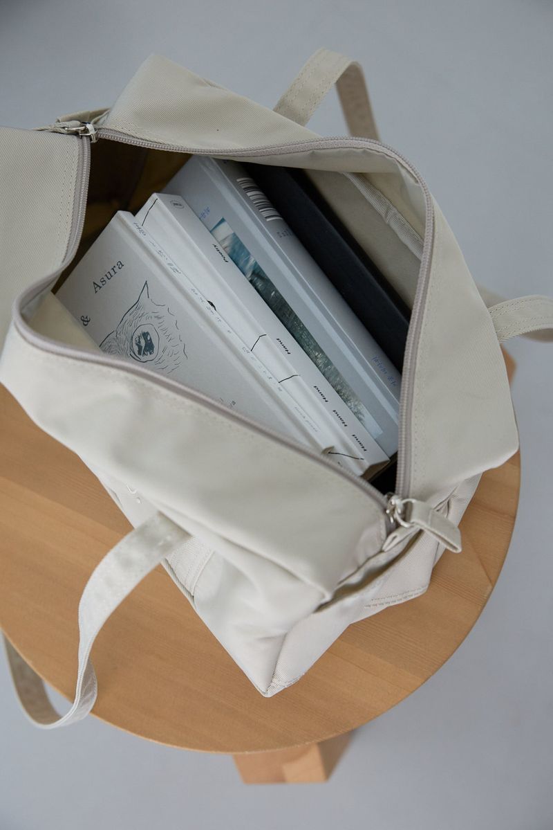 compact duffle bag (light beige)