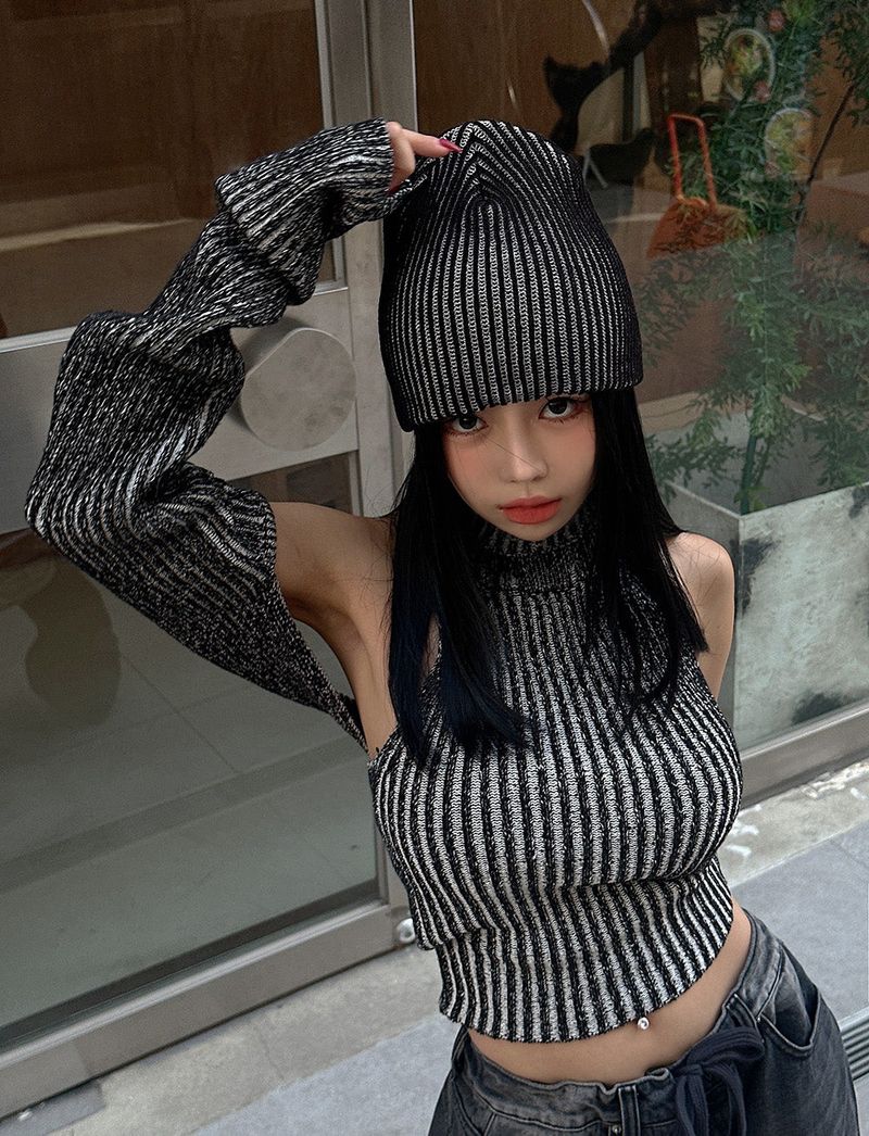 a two-tone ribbed beanie