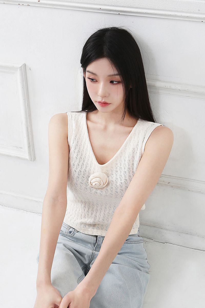 cattline（カトリーヌ）の「Back Ribbon Sleveless Knit_cream [brooch set]（Tops）」