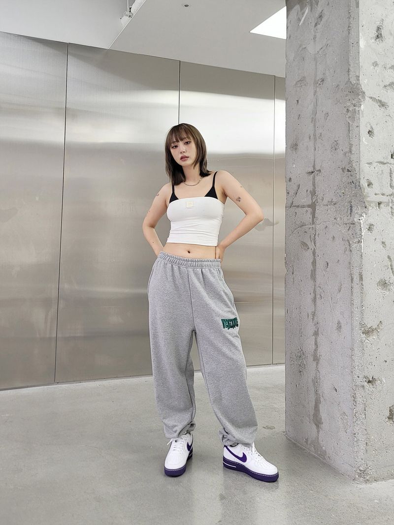 VENTIQUE(ベンティーク)の「VENTIQUE Design Embroidery Jogger PT(Pants)」
