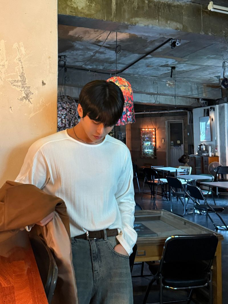 Lip u-neck long sleeve tee