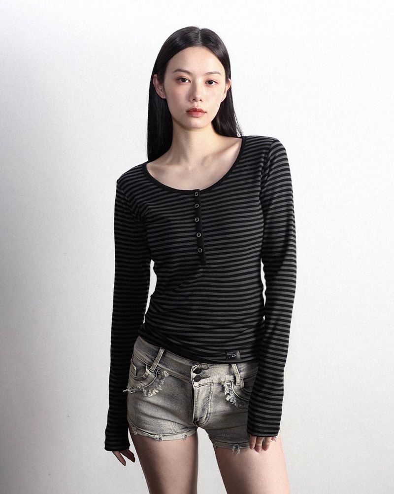 MagoRen SEOUL(マゴレン ソウル)の「Henley Neck Long Sleeve Stripe Black(Tops)」