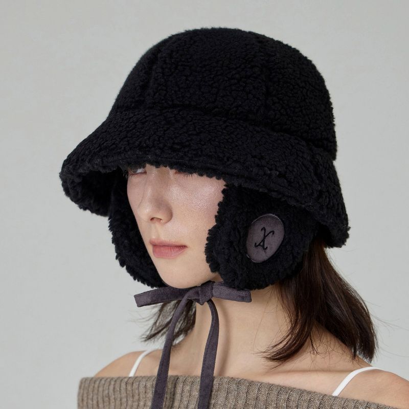 VARZAR（バザール）の「VA Curved Logo Sherpa Fur Flap Bucket Hat / Black（Hats）」