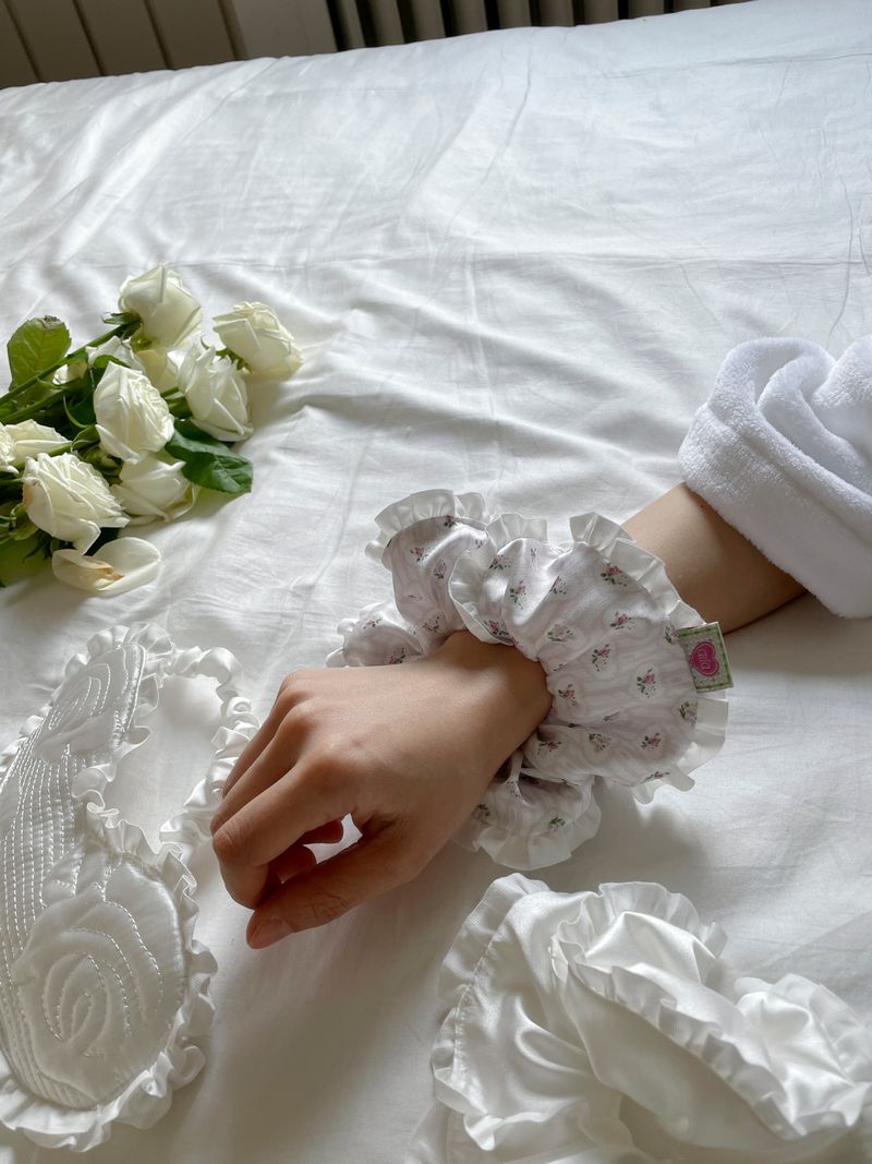 Winter rose scrunchie (pattern)