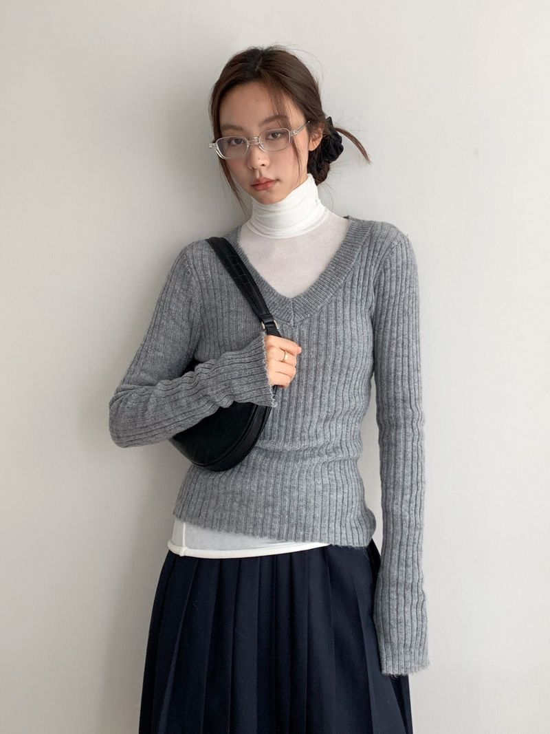 Rage V-neck Sweater Knit T-shirt