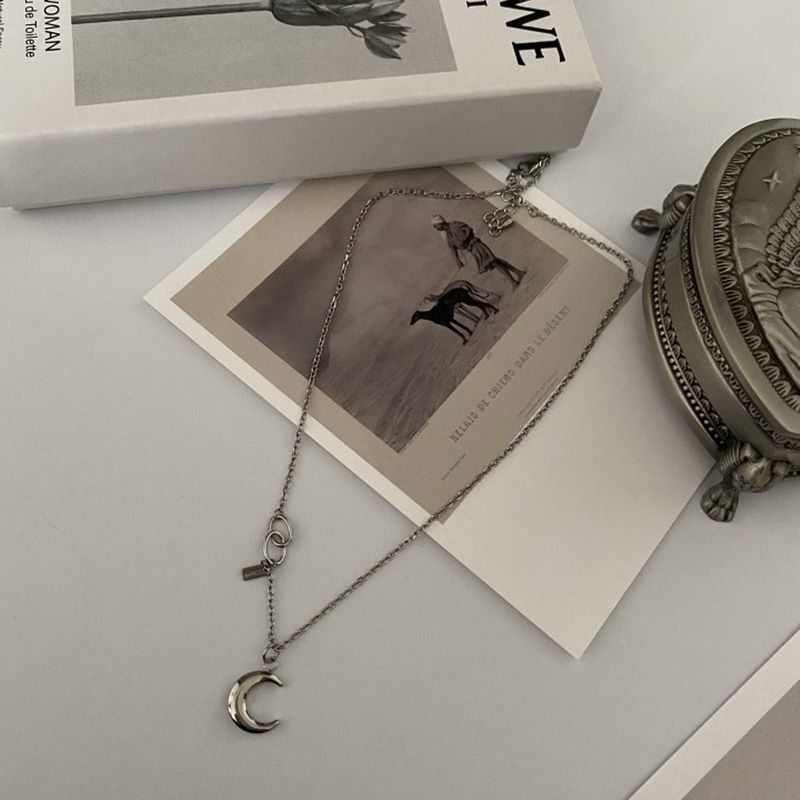 dai Unique Moon Necklace