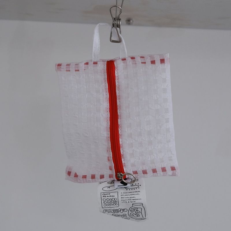 Glossy Cross Stripes Basic Pouch (White Strawberry)