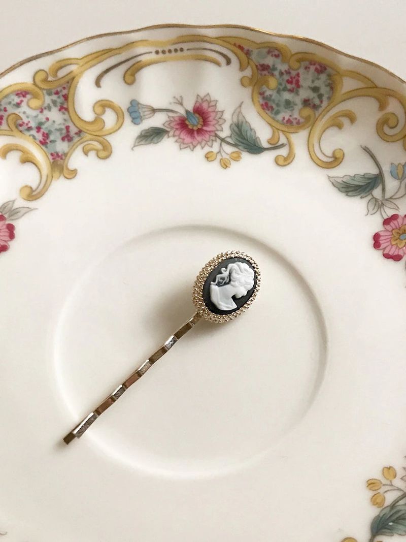 oar（オーエーアール）の「oar Cameo Pendant Pin [Black]（Hair Accessories）」