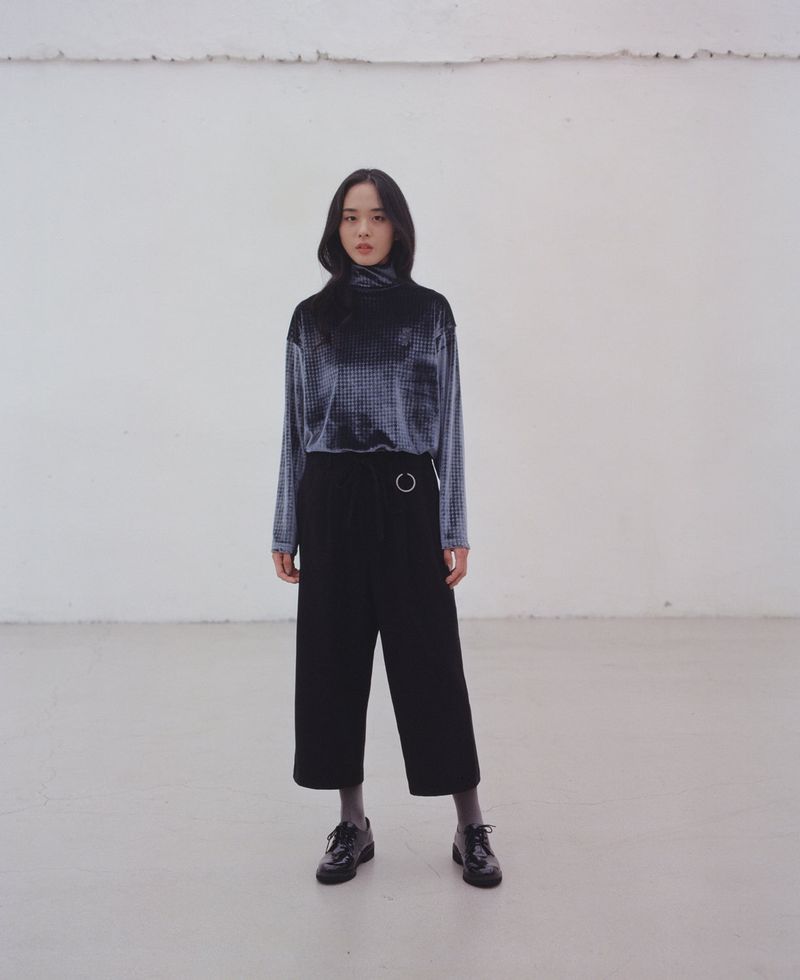 HOUNDS-TOOTH VELVET TURTLE-NECK TEE (Charcoal)