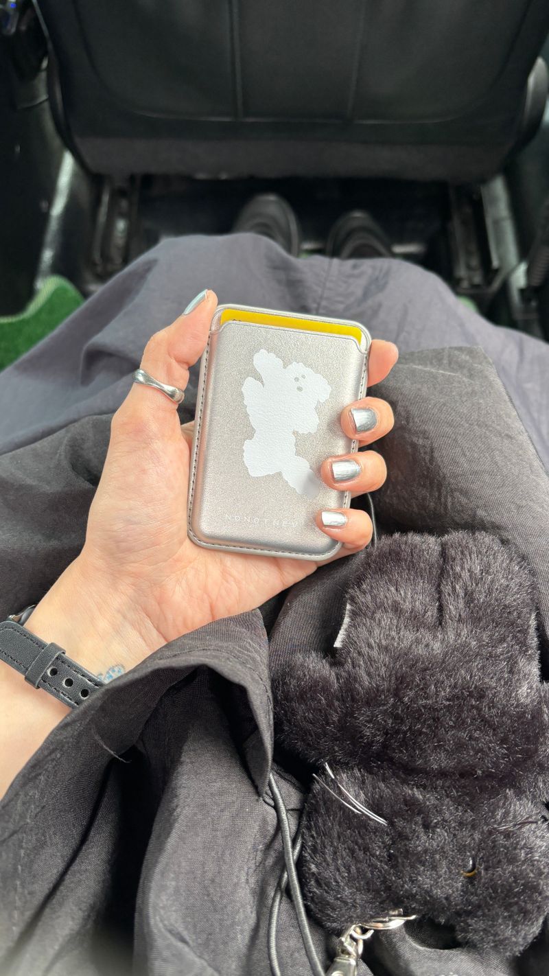 MagSafe Card Wallet White Dog