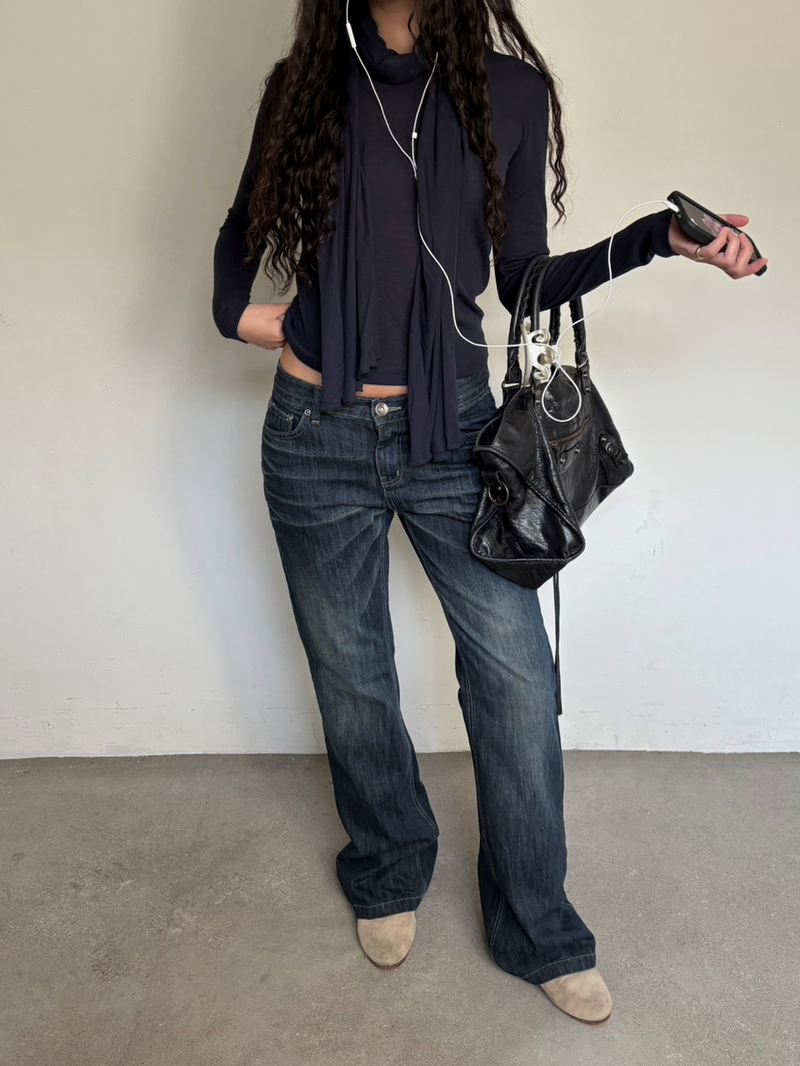 Angela muffler T-shirt