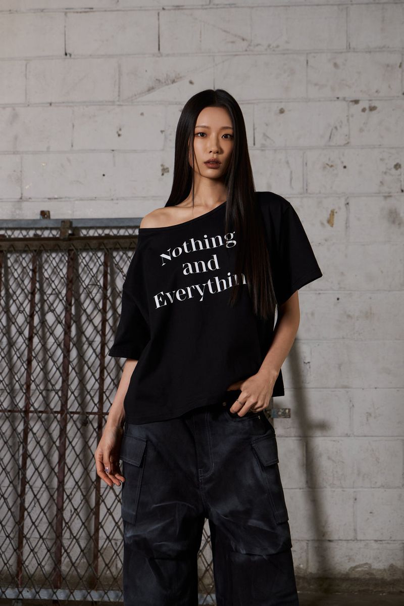 vadefy（ベイディフィー）の「レタリングオーバーサイズワンショルダーTシャツ-ブラック（トップス）」